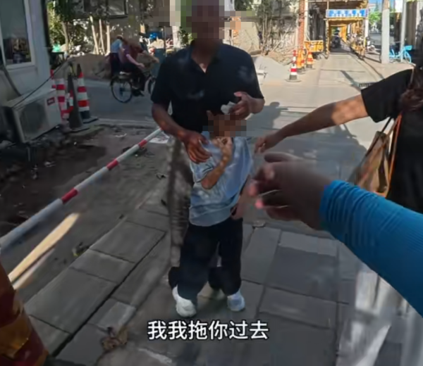 股融贷 事发上海！路遇男孩头部流血，他连单都不送了，网友：骑手变骑士